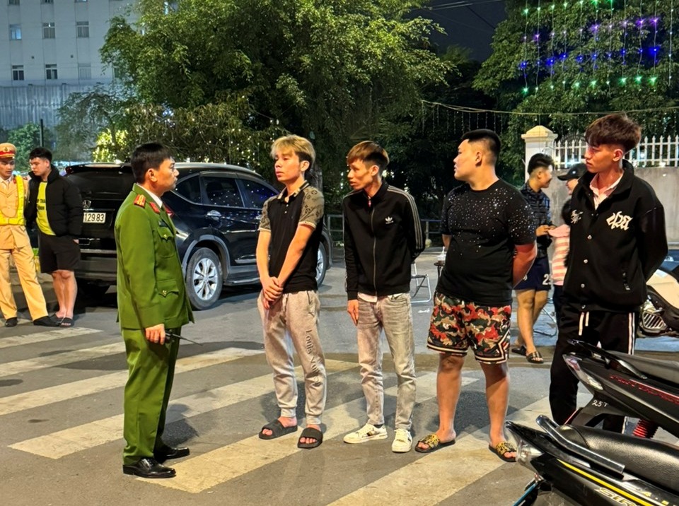 Xử lý 16 trường hợp điều khiển xe mô tô phóng nhanh, lạng lách, đánh võng trong đêm 21/2/2024